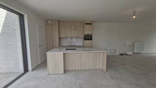 Welkom in dit ruime en lichte penthouse appartement in de Sint-Jacob residentie.Bij binnenkomst vindt u de eerste slaapkamer en een apart toilet...