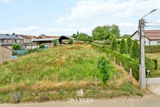 Voor meer info en foto’s, surf naar www.swevers.be – In het rustige Riemst, in de Sint-Servaasstraat, ligt deze goed gelegen bouwgrond van 4a...
