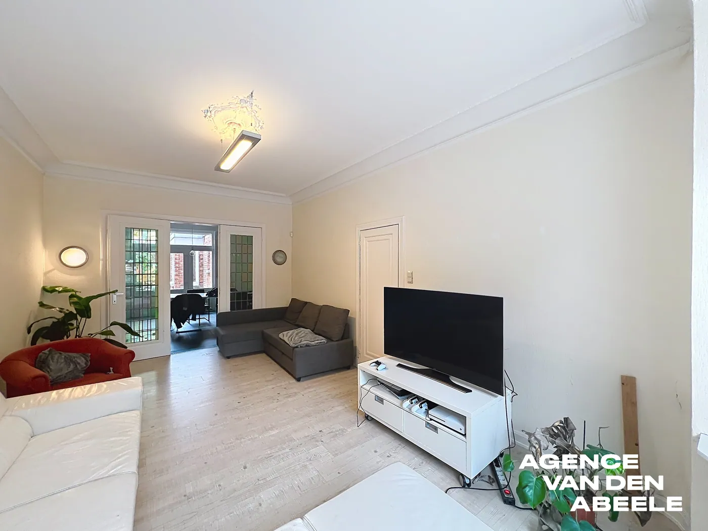 Zeer ruime burgerswoning met 4 slaapkamers en groot terras nabij de Smedenpoort   - foto 5