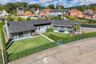 Prachtige gelijkvloerse villa met binnenzwembad, wellnessruimte en geclimatiseerde wijnkelder, gelegen in het hart van Lummen centrum.<br /><br />Deze stijlvolle en bijzonder ruime villa combineert hoogstaand wooncomfort, ontspanning en een uitstekende ligging. De woning onderging in 2002 een totaalrenovatie met kwalitatieve materialen. In 2022 werd ook de tuin volledig opnieuw aangelegd en voorzien van een automatische beregeningsinstallatie.<br /><br />De ligging is zonder meer uniek: pal in het centrum van Lummen, op wandelafstand van het marktplein, winkels, supermarkt, scholen en andere voorzieningen. Dankzij de nabijheid van de E314 bereikt u bovendien in slechts enkele minuten de belangrijkste verbindingswegen.<br /><br />Indeling:<br /><br />Gelijkvloers:<br /><br />- Royale inkomhal.<br />- Ruime en lichtrijke woonkamer met prachtige parketvloer en sfeervolle open haard.<br />- Aangename bureauhoek.<br />- Volledig ingerichte keuken met aansluitend een stijlvolle tuinkamer.<br />- Slaapkamer 1 met ensuite badkamer voorzien van douche, dubbele lavabo en hoekbad.<br />- Slaapkamer 2 met ensuite badkamer voorzien van douche en lavabo.<br />- Wasplaats, koele berging en twee gastentoiletten.<br />- Aparte wellnessvleugel met verwarmd binnenzwembad van 10 x 5,5 meter, sauna, douche en kleedkamer.<br />- Dubbele inpandige garage.<br /><br />Kelder:<br /><br />- Geclimatiseerde wijnkelder.<br />- Bergkelder en technische ruimte.<br /><br />Zolder:<br /><br />- Bereikbaar via vaste trap.<br />- Ruime verdieping met mogelijkheden tot verdere inrichting, bijvoorbeeld als slaapkamers, hobbyruimte of bureauruimte.<br /><br />Buiten:<br /><br />- Volledig omheinde en aangelegde tuin, vernieuwd in 2022.<br />- Automatische beregening en grasrobot.<br />- Extra parkeergelegenheid.<br /><br />Troeven:<br /><br />+Uitzonderlijke ligging in het centrum van Lummen<br />+Binnenzwembad van 10 x 5,5 meter<br />+Privéwellness met sauna<br />+Airconditioning in de volledige woning<br />+Geclimatiseerde wijnkelder<br />+Twee slaapkamers met ensuite badkamer<br />+Gelijkvloers wonen mogelijk<br />+Dubbele inpandige garage<br />+Zolder met uitbreidingsmogelijkheden<br />+E314 op slechts enkele minuten rijden<br /><br />Een uitzonderlijke eigendom waar ruimte, comfort en ontspanning samenkomen. De combinatie van volledig gelijkvloers wonen, een eigen wellness met zwembad, een geclimatiseerde wijnkelder en een topligging maakt deze villa bijzonder en zeldzaam.<br /><br />Interesse? Contacteer ons en ontdek zelf de vele troeven van deze unieke villa.