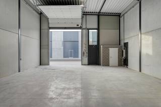 Deze kwalitatieve nieuwbouw loods te huur is gelegen in het Clarysse Businesspark in Pittem. Een uitstekende uitvalbasis voor ondernemers die op zoek zijn naar een functionele ruimte voor opslag of lichte productie binnen een representatieve omgeving voor bedrijfsvastgoed.<br /><br />Het pand bevindt zich op een strategische en vlot bereikbare locatie in Pittem. Dankzij de nabijheid van belangrijke verbindingswegen kent deze site een vlotte ontsluiting naar omliggende gemeenten en de E403.<br /><br />Specificities: <br /> <br />- Loods / KMO-unit: ca. 150 m²<br /><br />- Bouwjaar 2025 (nieuwbouw)<br /><br />- Automatische sectionale poort<br /><br />- Sanitaire blok uitgerust met toilet en lavabo<br /><br />- Voorzien van verlichting en extra stopcontacten<br /><br />- 3-fasige elektriciteit aanwezig<br /><br />- Inclusive 1 private staanplaats voor het pand<br /><br />Dit nieuwbouw pand combineert een moderne uitstraling met al het nodige comfort voor uw onderneming. Bent u op zoek naar een kwalitatieve loods te huur in Pittem?<br /><br />Bent u op zoek naar bedrijfsvastgoed bestaande uit een loods te huur in Pittem? Aarzel dan niet om ons te contacteren op het nummer 051 21 22 23.<br /><br />Bestuursmaatregelen in het maatregelenregister: nee