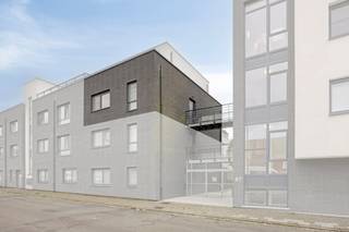 Dit appartement werd door de eerste eigenares aangekocht op plan en sindsdien met de grootste zorg onderhouden. Het verkeert in uitstekende staat en is volledig instapklaar.<br /><br />De inkomhal biedt ruimte voor een vestiaire en beschikt over een aparte toilet en een praktische berging met aansluiting voor een wasmachine. De lichtrijke leefruimte met open, volledig uitgeruste keuken vormt het hart van de woning en geeft uit op een ruim terras met een mooi, groen uitzicht over de gemeenschappelijke tuin. <br /><br />Verder beschikt het appartement over een comfortabele slaapkamer met aansluitende badkamer, waardoor het geheel een praktische en aangename indeling biedt.<br /><br />Extra troeven:<br />Recente residentie Parkview (2018)<br />EPC-label A: energiezuinig en lage verbruikskosten<br />Instapklaar en uitstekend onderhouden<br />Aparte ingang langs buiten <br />Ruim terras<br />Gemakkelijk bereikbare autostaanplaats op niveau -1<br />Uitstekende ligging nabij centrum, winkels, scholen, openbaar vervoer en station<br /><br />Een ideale woonst voor starters, alleenstaanden, koppels of als interessante investering !<br />Interesse? Contacteer olivia.laporte@dewaele.com 0499 46 93 34<br /><br />Bestuursmaatregelen in het maatregelenregister: nee