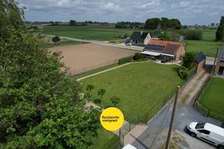 UITZONDERLIJKE KANS: Instapklare open bebouwing op 1.551 m² met prachtig vrij uitzicht te Klerken!<br />Op zoek naar ruimte, rust én het comfort van volledig gelijkvloers wonen? Deze uitstekend onderhouden open bebouwing combineert een toplocatie met een royaal perceel. De woning beschikt over een lichtrijke leefruimte met ingerichte keuken, 3 volwaardige slaapkamers, een badkamer en een apart toilet. De gigantische zolder biedt de mogelijkheid om extra slaapkamers of een hobbyruimte te creëren!<br />De absolute troeven:<br />- Prachtig vrij uitzicht: Geniet van een weids gevoel <br />- Zuidwest-gerichte droomtuin: Een zongericht paradijs waar u optimaal geniet van lichte en lange zomeravonden.<br />- Instapklaar &amp; energiezuinig: Perfect onderhouden en uitgerust met een HR-topketel (aardgas), hoogrendementsglas met rolluiken én 16 zonnepanelen (2018).<br />- Vrijstaande garage &amp; wasplaats: Voorzien van een automatische sectionaalpoort en een praktische, aanpalende wasplaats.<br />KIJKDAG ZATERDAG 6/6/26 VAN 10U TOT 12U (inschrijven via residentievastgoed.be)<br />"De vermelde prijs is een richtprijs. Elk bod wordt overgemaakt aan de eigenaar, die zich het recht voorbehoudt het bod al dan niet te aanvaarden."