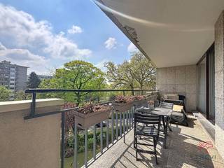 AUDERGHEM - Val Duchesse, vlakbij winkels, openbaar vervoer en scholen. Mooi appartement met 3 slaapkamers van ± 140 m² met terras.Op de 3e...