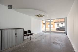 Te koop: Gelijkvloers handelspand met garage & privatieve tuin.Op een zichtbare topligging in Niel, presenteren wij dit veelzijdig gelijkvloers...