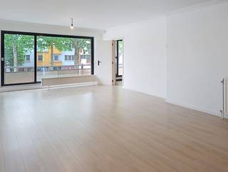 <p>In een aangename en rustige wijk te Mortsel vinden we dit ruim en praktisch ingedeeld appartement met 2 (mogelijkheid tot 3) slaapkamers. Op wandelafstand van openbaar vervoer (tram, trein, bus) en nabij winkels, biedt dit appartement de luxe van een centrale ligging doch in een rustige woonwijk. <br /><br /><strong>INDELING<br /></strong>We betreden het appartement via een ruime inkomhal die toegang biedt tot alle vertrekken. Hier vinden we tevens een kleine bergruimte met de cv-ketel en aansluiting voor wasmachine en droogkast.</p>
<p>De lichtrijke leefruimte geniet van grote raampartijen die uitgeven op het terras aan de voorzijde. Aansluitend bevindt zich de ruime keuken, eveneens met toegang tot het terras.</p>
<p>De badkamer is uitgerust met een dubbele lavabo en ligbad/douche.<br /><br />Achteraan bevinden zich twee volwaardige slaapkamers en een derde kamer die aansluit op de grootste slaapkamer — ideaal als dressing, bureau of extra slaapkamer. Via de grootste slaapkamer hebben we toegang tot het terras, welke toegang geeft tot de private tuin.</p>
<p><strong>BIJZONDERHEDEN<br /></strong>Kleinschalig gebouw.<br />Terras met private tuin.<br />Centrale verwarming d.m.v. condensatieketel op gas.<br />Inclusief garageplaats en kelderberging<br />VK: €100 (minuterie, water, blokpolis, reservefonds, onderhoud van de gang en syndickosten.)<br /><br /></p>
<p>Grondplan en attesten beschikbaar bij 'downloads'.</p>