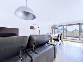 Dit appartement te huur in Gooreind - Wuustwezel bevindt zich op een zeer centrale locatie in het centrum van Gooreind. Het appartement is gelegen op wandelafstand van scholen, winkels en openbaar vervoer en op slechts 10min van het op- en afrittencomplex van E19. Eerste verdieping:- hal met ingemaakte kast- ruime leefruimte met veel lichtinval door de grote raampartijen (ca. 28m²)- open keuken voorzien van gasvuur, dampkap, koelkast, dubbele spoelbak en vaatwasser- berging met aansluiting voor wasmachine- badkamer met douche in bad, een lavabo en een handdoekenrek- toilet met handenwasser- twee slaapkamers, waarvan één met ingemaakte kasten (13 - 8 m²)- ruim en zonnig terras (25m²)Diversen:- gemeenschappelijke kosten: €35 per maand- EPC: 100 kWh/m²!- beschikbaar vanaf 1 september 2026- ondergrondse autostaanplaats(ver-)Kopen of (ver-)huren in regio Wuustwezel, Brecht of Brasschaat?Met vragen kan u altijd bij ons terecht!Dewaele vastgoed met advies.