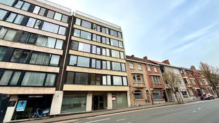 Dit verzorgd appartement bevindt zich op de vijfde verdieping en heeft de volgende indeling: inkomhal, ruime leefruimte met veel lichtinval,...