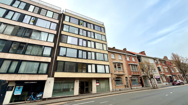 Centraal gelegen, ruim appartement met 2 slaapkamers en balkon - foto 1