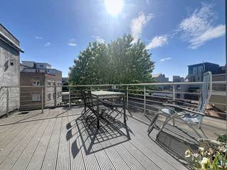 <h3>🏡 EXCLUSIEF – OPENDEURDAG OP ZONDAG 13 SEPTEMBER<br /><br />Duplex appartement met 3 slaapkamers en zuidgericht terras te koop in Elsene – Châtelainwijk</h3>
<p>Gelegen in het hart van de zeer gegeerde Châtelainwijk in Elsene, biedt dit prachtige duplex appartement met 3 slaapkamers een uitzonderlijke lichtinval, een kwalitatieve renovatie en een schitterend zuidgericht terras van ± 12 m².</p>
<p>Deze momenteel verhuurde woning vormt een uitstekende investeringsopportuniteit of een waardevolle patrimoniale aankoop in een van de meest gewilde buurten van Brussel.</p>
<h3>Indeling van het appartement</h3>
<ul>
<li>Ruime en bijzonder lichtrijke leefruimte</li>
<li>Volledig uitgeruste keuken</li>
<li>3 comfortabele slaapkamers</li>
<li>Badkamer</li>
<li>Groot zuidgericht terras van ± 12 m²</li>
<li>Privatieve kelder in de ondergrondse verdieping</li>
</ul>
<h3>Comfort & uitrusting</h3>
<ul>
<li>EPC: D+</li>
<li>Elektrische installatie conform de normen</li>
<li>Nieuwe mede-eigendom met lage gemeenschappelijke kosten</li>
<li>Individuele meters voor water, gas en elektriciteit</li>
<li>Individuele condenserende gasketel</li>
<li>Recent vernieuwd en geïsoleerd dak</li>
<li>PVC- en aluminium ramen</li>
</ul>
<h3>Toplocatie in Elsene</h3>
<p>Op wandelafstand van winkels, restaurants, openbaar vervoer en de unieke sfeer van de Châtelainwijk geniet dit appartement van een uitzonderlijke ligging in een van de meest gegeerde buurten van Brussel.</p>
<p>Een zeldzame opportuniteit op de vastgoedmarkt, ideaal als vastgoedinvestering in Brussel of voor toekomstige eigen bewoning.</p>
<p>📞 Bezoeken uitsluitend op afspraak met Olivier Halleux<br />Tel.: 0486 68 86 25<br />E-mail: olivier.halleux@weinvest.be</p>
<p>Ontdek ook andere appartementen te koop in Elsene op www.weinvest.be</p>