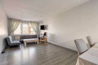 <p><span>Deze woning vormt de ideale opportuniteit voor handige kopers, investeerders of iedereen die op zoek is naar een renovatieproject met potentieel.</span></p><p><span>De woning bestaat uit een living met open keuken, een fijne basis om een gezellige leefruimte te creëren. Verder beschikt de woning over twee slaapkamers en twee badkamers, elk uitgerust met een douche en toilet. Bovendien biedt de indeling de mogelijkheid om een extra slaapkamer te realiseren, wat de woning nog veelzijdiger maakt.</span></p><p><span>Ook is er een kleine buitenruimte en een kelder aanwezig.</span></p><p><span>Geef deze woning een nieuw leven en maak er jouw eigen plek van!</span></p><p><span> </span></p><p><span>Bijzonderheden</span><span>:</span></p><p><span>EPC Energielabel C - 300 kwh/(m² jaar)</span></p><p><span>Geen renovatieplicht</span></p><p><span>CV op gas</span></p><p><span>Er is overal dubbele beglazing met PVC kader</span></p><p><span>P-score: D</span></p><p><span>G-score: D</span></p>