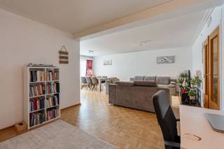 <p><span>Heverlee: Charmant ruim appartement met 3 slaapkamers en (optionele) garage</span></p><p><span> </span></p><p><span>Dit appartement is gelegen in een mooie omgeving in de nabijheid van winkels, openbaar vervoer en sportaangelegenheden. Het appartement is zeer ruim met 110m².</span></p><p><span>Er is een individuele garagebox met kantelpoort bereikbaar via een doorrit onder het gebouw. </span></p><p><span>In de kelderverdieping van het gebouw is er ook een privatieve kelder, handig voor stockage. Garage kan aangekocht worden aan een waarde van 25.000 euro.</span></p><p><span> </span></p><p><span>We betreden dit appartement gelegen op de 4de verdieping via een aangename inkomhal met vestiaire en apart gastentoilet.</span></p><p><span>De dubbele deur geeft toegang tot de woonkamer met eetplaats en een bureauhoek. Aansluitend hebben we de keuken. </span></p><p><span>Het appartement heeft 3 slaapkamers naast elkaar en een badkamer met ligbad en aansluiting voor wasmachine. </span></p><p><span>Aan de achterzijde is er een terras voorzien waar u kan genieten van de ochtendzon. </span></p><p><span> </span></p><p><span>Bent u op zoek naar een charmant ruim en lichtrijk appartement aan de rand van Leuven? Zoek niet verder en maak vandaag nog een afspraak! </span></p>