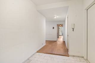 <strong>Bij binnenkomst in dit verzorgde, lichte appartement van 135m² word je verwelkomd in een ruime inkomhal voorzien van een praktische vestiairekast. Direct aan de rechterkant bevindt zich een afzonderlijk gastentoilet met handenwasser en een berging welke fungeert als handige wasplaats.</strong><br /><br /><strong>Vanuit de hal stap je verder de royale woonkamer binnen, waar het open karakter van de ruimte direct opvalt. De half open ingerichte keuken (iets ouder) vormt een harmonieus geheel met de leefruimte, waardoor koken en wonen perfect in elkaar overlopen.<br />De grote raampartijen zorgen voor veel natuurlijk licht en bieden toegang tot het ruime, zuidwest georiënteerde terras van 22m², waar je kan genieten van een rustig ontbijt of ontspannen met een boek in de middag en avondzon.</strong><br /><br /><strong>Via de nachthal bereik je de 2 slaapkamers. De ruime hoofdslaapkamer is uitgerust met praktische ingebouwde dressingkasten en geeft rechtstreeks toegang tot de  hoofdbadkamer. Verderop bevindt zich de tweede, volwaardige slaapkamer, ideaal als kinder- of logeerkamer of bureaugedeelte / dressing, dit met een eigen douchekamer voor optimaal comfort en privacy.</strong><br /><br /><strong>Bij dit appartement hoort een ondergrondse kelder, ideaal voor extra opslagruimte.(inclusief de verkoopprijs)<br />Een ondergrondse autostaanplaats is apart te koop voor € 25.000, waarmee dit appartement alles biedt voor een comfortabel en zorgeloos woonleven.</strong><br /><br /><strong>Dit appartement is licht te renoveren / op te frissen. Elektra niet conform.<br /><br />Positief aspect: EPC score, label B (bijna A) 104kWh/m² jaar. </strong><br /><br /><u>Woordje uitleg over deze unieke Residentie:</u><br /><em>Residentie ‘Hertogenpark’ of hoe wonen resideren wordt!<br />Op 100 meter van de Jan Van Rijswijcklaan en in de Markgravebuurt bevindt zich deze hoogstaande Residentie ‘Hertogenpark’. Wonen met een hotelgevoel is hier de standaard. De royale inkomhal, die trouwens volledig vernieuwd werd maakt dit al van bij het binnenkomen van het gebouw duidelijk. Het gemeenschappelijke binnenzwembad en de aansluitende saunaruimte zorgen voor ontspanning, net als de lounge waar geregeld exposities en kleinschalige concerten plaatsvinden voor de liefhebbers. Eveneens is er in de ondergrondse garage een ruime wasplaats voor de wagen! Ook het comfort van 2 conciërges is niet te onderschatten: het gebouw wordt tot in de puntjes verzorgd en het afval wordt op elke verdieping gesorteerd en verzameld. Ook een aparte ruimte waar de pakjesdiensten hun pakje kunnen achterlaten voor ophaling. </em><br /><em>De mobiliteit is bovendien ideaal: vlakbij de invalswegen om vlot in en uit de stad te rijden, op wandelafstand van openbaar vervoer en met allerlei winkels op enkele stappen van het appartement.<br />De veiligheid, orde en netheid welke door de 2 inwonende conciërges dagelijks wordt opgevolgd en welke beurtelings van dienst zijn zorgen voor een rustige, sfeervolle en aangename bewoning. De beveiligde ondergrondse parkings en de grote terrassen geven een perfecte samensmelting van luxe. Mensen die niet de zorg van een villa willen, maar wel de geborgen luxe van een residentieel appartement, vinden in de Residentie precies wat ze zoeken. </em><br /><br /> 