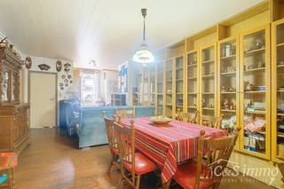 Via de inkomhal betreedt u de ruime woonkamer (ca.36 m²) aan de voorzijde. De open keuken (ca.18 m²) is voorzien van een gasvuur, dampkap, oven en...