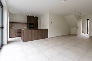 <div><div> <p>Instapklare nieuwbouwwoning met 3 slaapkamers en garage.</p><p>Deze prachtige nieuwbouwwoning is gelegen in een rustige straat in het centrum van Wijnegem. De woning werd gebouwd in 2026 en werd afgewerkt met kwalitatieve materialen en een sterke focus op energiezuinig wonen. Dankzij de vloerverwarming, zonnepanelen en moderne technieken beantwoordt deze woning volledig aan de hedendaagse woonwensen. Bovendien werd de woning volledig geschilderd en is ze instapklaar. Via de inkomhal met afzonderlijk gastentoilet komt u terecht in de ruime en lichtrijke leefruimte. De open, volledig ingerichte luxe keuken sluit naadloos aan op de woonkamer en vormt het centrale punt van de woning. Aansluitend bevindt zich de inpandige garage met sectionale poort. Vanuit de leefruimte heeft u rechtstreeks toegang tot de aangelegde tuin met terras. Op de eerste verdieping bevinden zich drie ruime slaapkamers van respectievelijk 16 m², 13 m² en 13 m². Verder beschikt de woning over een stijlvolle badkamer met inloopdouche en dubbele wastafel. Op deze verdieping vindt u eveneens een afzonderlijk toilet en een praktische berging. De bergzolder zorgt voor extra opslagruimte. Deze energiezuinige woning combineert een kwalitatieve afwerking, een praktische indeling en een uitstekende centrale ligging. Een ideale kans voor wie op zoek is naar een recente huurwoning met alle comfort.</p></div> </div>