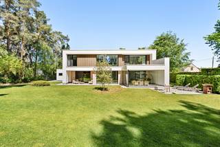 Cette villa exceptionnelle et économe en énergie (E-peil 6) est située dans une impasse à distance de marche du centre de Lichtaart. Cette...