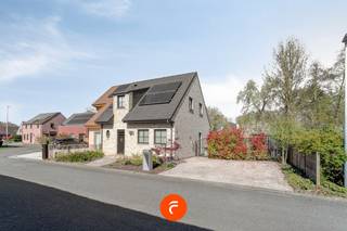 Op een zeer gegeerde ligging in Stasegem vinden we deze jonge (BJ: 2018) woning terug. Voorzien van een mooi aangelegde voortuin met oprit voor...