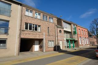 Ruim duplex appartement van 112 m² met 1 slaapkamer, riant terras van ca. 35 m² en autostaanplaats, bestaande uit: inkomhal met ruimte voor...