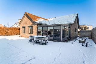 Instapklare en vrijstaande woning op een onderhoudsvriendelijk perceel van 696m² te Hoogstraten-centrum! De gelijkvloerse gezinswoning...