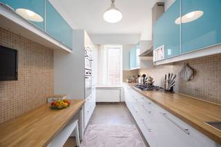 <p><span><strong>Instapklaar en Gerenoveerd Appartement met 3 Slaapkamers nabij het Centrum van Antwerpen</strong></span></p><p> </p><p><span>In een verzorgd, kleinschalig gebouw met slechts drie wooneenheden, vind je dit lichtrijk en instapklaar appartement op de eerste verdieping. De woning werd grondig gerenoveerd en is ideaal voor wie op zoek is naar een investering of een eerste woning zonder renovatiezorgen.</span></p><p><span>Je komt binnen in de gezellige leefruimte met laminaatvloer, die aansluit op de volledig geïnstalleerde keuken. Verder zijn er drie comfortabele slaapkamers, een moderne badkamer met ligbad en toilet en een zonnig terras.</span></p><p><br /><span>Het appartement bevindt zich op een toplocatie vlakbij het centrum van Antwerpen. Openbaar vervoer is bijzonder vlot: de tramhalte ligt pal voor de deur. Ook winkels, scholen en invalswegen zijn in de onmiddellijke omgeving aanwezig, wat het zowel voor eigen bewoning als verhuur erg interessant maakt.</span></p><p> </p><p><span><strong>TROEVEN</strong></span></p><p><span>+ Kleinschalig en rustig gebouw</span></p><p><span>+ Instapklaar en volledig gerenoveerd</span></p><p><span>+ 3 volwaardige slaapkamers met terras</span></p><p><span>+ Geïnstalleerde keuken en moderne badkamer</span></p><p><span>+ Tramhalte voor de deur</span></p><p><span>+ Interessant als opbrengsteigendom</span></p><br /><p><span>Stedenbouwkundig uittreksel in aanvraag.</span></p>