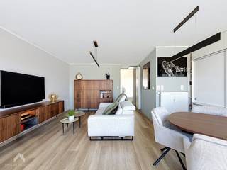 <p>Dit instapklare dakappartement combineert comfort, privacy en een uitstekende ligging. Het appartement bestaat uit een inkomhal met vestiaire, een ruime en lichtrijke leefruimte met zit- en eethoek, een praktische open keuken afgewerkt met kwaliteitsmaterialen en voorzien van alle toestellen, stijlvolle maatwerkkasten met geïntegreerde voorzieningen voor was- en droogmachine, een ruime slaapkamer met dressing, een afzonderlijke berging en 2 prachtige ruime terrassen. De grote raampartijen voor en achter zorgen voor veel natuurlijk lichtinval en de twee zonnige terrassen bieden een absolute meerwaarde en een zalig buiten gevoel. De uitstekende ligging met een vlotte verbinding naar het stadscentrum van Antwerpen, het Wijnegem Shopping Center, de Bremweide, winkels, openbaar vervoer en belangrijke invalswegen is een bijkomend pluspunt.</p>
<p>Extra troeven:</p>
<ul>
<li>Energiezuinig</li>
<li>Airconditioning 2 x</li>
<li>Videofoon</li>
<li>Warmtepomp (koelen en warmen)</li>
<li>Brandwerende veiligheidsdeur</li>
<li>Twee ruime zonneterrassen (40m²)</li>
<li>Optioneel: huren van staanplaats of aankoop garagebox</li>
<li>Aanwezigheid van lift</li>
<li>Hoogwaardige afwerking</li>
<li>Instapklaar</li>
<li>Goed verzorgde residentie</li>
</ul>
<p>Te koop zonder makelaar via Smart Houses. Wenst u meer informatie of een bezoek? Contacteer rechtstreeks de eigenaar +32473948685 of Matthoa.vervoer@gmail.com</p>