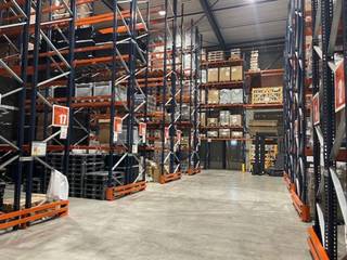 Gelegen aan de Chaussée de Wavre 504 in Grez-Doiceau, geniet dit hoogwaardige logistieke pand van een strategische ligging vlakbij de N25,...