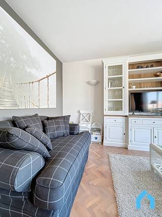 Vous recherchez un agréable pied-à-terre de vacances au charme campagnard ? Ce charmant appartement constitue le point de départ idéal en bord de...