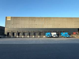 Hoogstapelmagazijn met 12 laadkades in industrie Terbekehof te Wilrijk. Op een afgesloten omheind terrein van 20.000m2 bevindt zich dit...