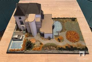 <p><span>Stijlvolle herenwoning op 1 km Markt Diest</span></p><p><span>Op een uitstekende ligging in Diest, op amper 1 km van de Grote Markt, bieden wij deze karaktervolle herenwoning aan op een perceel van 4a30ca. </span></p><p><span>De woning combineert charme, ruimte en een aangename stadstuin met een centrale ligging nabij winkels, scholen, openbaar vervoer en alle dagelijkse voorzieningen.</span></p><p><span>De woning wordt dus afzonderlijk aangeboden Dankzij haar ruime indeling, met drie slaapkamers, een machtige dressing, twee badkamers, een volledig uitgebouwde keuken, een bureauruimte en haar authentieke uitstraling is dit een ideale eigendom voor wie stijlvol wil wonen in de stad.</span></p><p><span> </span></p><p><span>Achter de woning bevindt zich bovendien een optionele bouwgrond, die kan worden aangekocht aan € 125.000. Deze grond kan echter pas afzonderlijk verkocht worden indien de woning eerst verkocht is. </span></p><p><span>In dat geval zal de verkoper, indien nodig, een verkavelingsaanvraag indienen om de aparte verkoop mogelijk te maken.</span></p><p><span>Het meest interessante scenario blijft de aankoop van het volledige geheel: woning én achterliggende bouwgrond samen. Zo verwerft u niet alleen een stijlvolle herenwoning met stadstuin, maar ook een zeldzaam extra potentieel op een toplocatie in Diest.</span></p><p><span>Deze eigendom is bijzonder geschikt voor grotere gezinnen, zelfstandigen, vrije beroepers, investeerders of kopers die op zoek zijn naar karaktervol wonen met toekomstmogelijkheden. </span></p><p><span>Een unieke kans voor wie centraal wil wonen, maar tegelijk ruimte, privacy en uitbreidingspotentieel belangrijk vindt.</span></p><p><span> </span></p><p><span>Contacteer Immo Diest voor meer informatie of een bezoek:<br />013 31 25 22<br />info@immodiest.be<br /><span>www.immodiest.be</span></span></p><p><span> </span></p><p><span>U mag ook <span>jan.vanonckelen@immodiest.be</span></span><span> contacteren op 0498 52 64 52, dan krijgt U een persoonlijke rondleiding</span></p><p><span><br /></span><span><br /></span><span> </span></p>