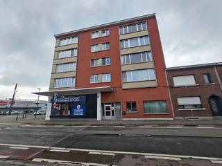 We treffen dit appartement aan te Wilrijk, in de wijk Valaar. Op wandelafstand van supermarkten, winkels, scholen, openbaar vervoer, apothekers, dokters, etc... Bovendien vlotte verbinding Brussel - Antwerpen.<br /><br />Indeling: 4Verdieping: Veiligheidsdeur, inkomhal met apart gastentoilet, CV-ruimte, woonkamer op laminaat, Open keuken voorzien van alle hedendaagse comfort, Badkamer met toegang tot het achtergelegen terras, twee zeer ruime slaapkamers.<br /><br />huurwaarborg 3 maanden - €225 incl. btw per partij voor de plaatsbeschrijving.<br /><br />alg. onkosten bedragen €125 per maand.<br /><br />Epc: 211KwH/m²/jaar.