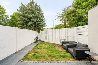 This bright and renovated family home with garden is located within walking distance of the center of Kontich. The house was completely renovated...
