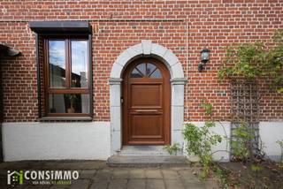 Bent u op zoek naar een ruime, karaktervolle woning waar authenticiteit en hedendaags wooncomfort perfect samenkomen? Deze gerenoveerde gezinswoning in Genk combineert een warme uitstraling met moderne technieken, een uitstekende energiescore en een bijzonder centrale, doch rustige ligging.<br /><br />Indeling<br />De woning beschikt over een bewoonbare oppervlakte van ca. 245 m² en werd in 2018 volledig gerenoveerd met respect voor haar authentieke elementen. Hoge plafonds, houten balken en een marmeren trap zorgen voor een unieke, tijdloze charme en een warme uitstraling.<br /><br />De ruime leefruimte van ca. 40 m² met open haard vormt het hart van de woning en creëert een gezellige sfeer. Aansluitend bevindt zich de landelijk ingerichte keuken, voorzien van alle comfort en met rechtstreekse toegang tot de tuin. Via de woonkamer en keuken bereikt u bovendien een extra bureau, ideaal voor thuiswerk of hobbyruimte. Daarnaast is er nog een praktische kelderberging aanwezig.<br /><br />De woning beschikt over twee badkamers, waarvan één op het gelijkvloers, wat zorgt voor extra comfort en gebruiksgemak. Verder zijn er drie volwaardige slaapkamers verdeeld over twee verdiepingen. De master bedroom werd bovendien voorzien van een ensuite dressing.<br /><br />Buiten geniet u van een knappe zuidelijk georiënteerde tuin die eveneens bereikbaar is langs de achterzijde van de woning. De brede private oprit biedt voldoende parkeergelegenheid aan de woning, aangevuld met extra parkeermogelijkheden in de directe omgeving.<br /><br />Technische informatie<br />De woning werd energetisch geoptimaliseerd en behaalt een gunstig EPC-label B. Verwarming op aardgas. Er zijn 16 zonnepanelen aanwezig met een totale opbrengst van ca. 4.800 Wp, wat bijdraagt aan een energiezuinig wooncomfort. De elektrische installatie is conform de huidige normen.<br /><br />Buurtinformatie<br />De woning geniet van een bijzonder gunstige ligging in Genk: centraal gelegen en toch rustig. Dankzij de vlotte verbinding naar de E314 en omliggende gemeenten zoals Hasselt, Houthalen en Zonhoven geniet u van een uitstekende bereikbaarheid. Winkels, scholen en dagelijkse voorzieningen bevinden zich in de directe omgeving. Daarnaast woont u vlakbij de levendige Vennestraat, ook wel gekend als “de straat van zintuigen”, met tal van gezellige restaurants, cafés en winkels. Ook de recreatieve site C-Mine bevindt zich op korte afstand, terwijl u via de Hasseltweg een vlotte verbinding heeft naar diverse handelszaken en omliggende gemeenten.<br /><br />Bent u op zoek naar een karaktervolle en instapklare gezinswoning op een toplocatie in Genk? Contacteer ons via 089 69 30 01 of info@consimmo.be voor meer informatie of een bezoek ter plaatse. Bekijk ook de virtuele tour op onze website www.consimmo.be!