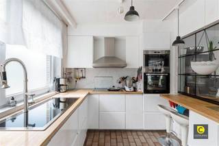 Dit prachtige appartement werd in 2019 volledig gerenoveerd en biedt een unieke combinatie van ruimte, comfort en stijl. Het appartement beschikt...