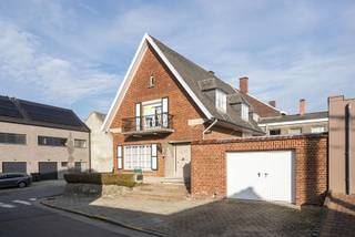 <p>Deze te renoveren woning is gelegen aan de stadsrand van Geraardsbergen en biedt tal van mogelijkheden voor wie op zoek is naar ruimte en potentieel. Dankzij de vlotte bereikbaarheid en rustige omgeving vormt dit pand een interessante opportuniteit.</p>
<p>De inkomhal geeft toegang tot de woonkamer, eetkamer en keuken. Aansluitend bevinden zich de veranda en het terras.<br />Verder is er op het gelijkvloers een badkamer voorzien van een bad, lavabo en toilet.<br />Daarnaast is er een droge kelder en een garage, wat extra opbergruimte en comfort biedt</p>
<p>De eerste verdieping beschikt over 3 slaapkamers.</p>
<p>Hoewel de woning aan renovatie toe is, biedt ze een sterke basis. Met de juiste aanpak en investering kan dit pand worden omgevormd tot een aangename en charmante gezinswoning op een gegeerde locatie.</p>
<p>Interesse? Contacteer Katrien: 0473/42.76.99. – katrien@cornelis-goeman.be</p>
<p><strong>Vraagprijs: € 249.000</strong></p>