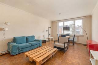 <p>Te koop: ruim gesloten appartement in het centrum van Jette, gelegen aan de De Smet de Naeyerlaan, op korte afstand van scholen, openbaar vervoer en belangrijke invalswegen.</p>

<p> </p>

<p>Dit verhuurd appartement uit 1959 biedt veel ruimte en een praktische indeling, ideaal voor wie comfortabel wil wonen in een levendige buurt.  De ligging in het hart van Jette zorgt voor een uitstekende bereikbaarheid en een breed aanbod aan voorzieningen.</p>

<p> </p>

<p>Belangrijkste ruimtes:<br />• 2 slaapkamers, geschikt voor gezin of thuiswerk<br />• Badkamer met basisvoorzieningen<br />• Hal met toegang tot verschillende vertrekken<br />• Kelder voor extra opslagruimte<br />• Terras voor buitenmomenten</p>

<p> </p>

<p>Troeven:<br />• Centrale ligging nabij scholen en openbaar vervoer<br />• 2 volwaardige slaapkamers<br />• Extra opslagruimte in kelder</p>

<p>Neem vandaag nog contact op met uw ERA-makelaar voor een bezoek.</p>

<p>JOUW DROOMAPPARTEMENT. ZO GEVONDEN!</p>