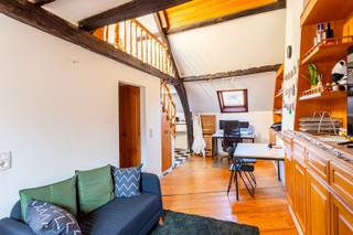Super gezellig duplex appartement in historisch pand op topligging in hartje centrum Antwerpen. Indeling: inkomhal met vestiaire, leefruimte op parket 20m² met vele bergkasten, ingerichte keuken (koelkast met vriesvak, kookvuur, dampkap), badkamer met douche en toilet, slaapkamer 9m² op het verdiep, prachtig zonneterras 12 m² met zicht op de Kathedraal. Maandelijkse kosten € 35 voor water en licht gang. Cv op gas en elektra met eigen meter. Derde verdieping zonder lift. Aansluiting voor wasmachine.