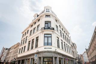 This luxurious apartment for rent in Bruges has excellent accessibility and all amenities are within walking distance. This includes shops, restaurants, public transport and cultural attractions. The proximity to the Markt makes this a unique opportunity for those who want to rent in one of the most iconic cities in Belgium. <br /><br />The open-plan living area has been designed with comfort and elegance in mind. Here you can relax in the beautiful sitting area, enjoy the view of the historic buildings on the Markt and get together with friends and family. The adjoining dining area is perfect for entertaining guests and provides an ideal setting for delicious dinners.<br /><br />The kitchen is a true chef's dream, equipped with modern appliances and high-quality materials. Whether you're a culinary expert or just love cooking, here's where you can make full use of your gastronomic skills. <br /><br />Layout: <br />2°V.: entrance hall with separate toilet - living room (35 m²) - kitchen (17 m²) with induction cooker, hood, fridge, freezer, dishwasher, oven and plenty of closet space - storage (2 m²) - bathroom - (7 m²) - bedroom (12 m²). <br /><br />Overall: <br />- Rental price: € 1050.00/month<br />- Fixed fixed costs: € 175.00/month<br />- Available from 01/10/2026<br /><br />If you would like more information or a visit, please contact us. We are happy to help you out.