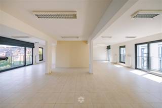 <p><span>GHENT CENTRUM -Spacious penthouse apartment with lots of light and open spaces in Residentie Decascoop</span></p><p><span> </span></p><p><span>Located on the third floor of the stylish Decascoop complex, we find this bright apartment with pleasant outdoor space.</span></p><p><span>Ideal as a starter or investment property with easy access to downtown, student campuses and approach roads.</span></p><p><span> </span></p><p><span> </span></p><p><span>The main assets in a nutshell: </span></p><ul><li><span>Central location in the center of Ghent with smooth connections and good accessibility</span></li><li><span>Green surroundings </span></li><li><span>Openness and spacious feeling with lots of light</span></li><li><span>Still to be finished / furnished to your own liking</span></li><li><span>Presence of two indoor parking spaces</span></li><li><span>4 terraces</span></li><li><span>Spacious apartment of 134</span><span><sup>m2</sup></span></li><li><span>Favorable EPC and compliant electricity</span></li><li><span>Kitchen and bathroom still to be fitted</span></li><li><span>Currently still furnished and licensed as an office. Regularization to apartment in progress. </span></li></ul><p><span> </span></p><p><span> </span></p><p><span>Layout</span><span>: entrance hall with storage room, open living space , access to pleasant city terrace, separate toilet. </span></p><p><span>Possible to convert into a three bedroom apartment.</span></p><p><span> </span></p><p><span>Important</span><span>:</span></p><p><span>Guide price: 550,000 EUR + 70,000 EUR (2 car parking spaces)</span></p><p><span>EPC: 129 kWh/m² year </span></p><p><span> </span></p><p><span>Interested? Contact Axel Lenaerts real estate agents for more info or a site visit at </span><span>09 245 24 24</span><span> or hannelore@axellenaerts.be</span></p><p><span> </span></p>