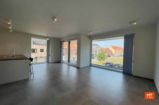 In het centrum van Langemark, vlakbij de prachtige vijver, vind je dit nieuwbouwappartement te huur. <br />Het appartement beschikt over een ruime woonkamer met open keuken, terras, badkamer met bad en douche, 2 slaapkamers, gastentoilet en een berging. Tevens is er een standplaats beschikbaar achteraan het gebouw. <br /><br /><strong>Huurprijs: € 825 + € 75 syndickosten per maand<br />Beschikbaarheid: overeen te komen</strong><br /><br />Interesse om dit appartement een bezoekje te brengen? Vul dan onderstaande <b> inlichtingenfiche </b> in en we nemen zo spoedig mogelijk contact met je op!