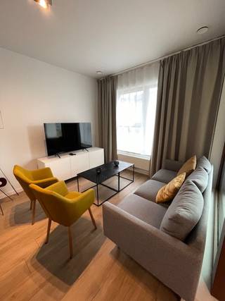 Instapklaar 1-slaapkamerappartement met inpandig terras op de 5e verdieping.<br /><br />Dit frisse en moderne appartement op de 5e verdieping biedt comfortabel wonen met alle hedendaagse voorzieningen. De lichte leefruimte geniet van veel natuurlijk daglicht en sluit naadloos aan op de volledig ingerichte, moderne keuken.<br />Het appartement beschikt over een ruime slaapkamer, een praktische berging met plaats voor wasmachine en droogkast, en een moderne badkamer met douche. Genieten kan op het inpandige terras, ideaal als extra leefruimte in alle seizoenen.<br /><br />Daarnaast is er een fietsenstalling en een privatieve kelderberging aanwezig.<br /><br />Perfect voor wie op zoek is naar een comfortabel en energiezuinig appartement op een gunstige locatie. Ideaal voor expats.<br /><br /> 1250/maand (+80 provisie)<br /><br />Wil u een bezoek inplannen? Chiara@jurimmo.be of 03 369 23 36