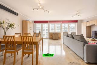 Wonen op een steenworp van zee en het bruisende centrum van Blankenberge, dit goed gelegen appartement aan de A. Ruzettelaan biedt een zeldzame combinatie van comfort, ruimte en een toplocatie.<br /><br />Dit instapklare appartement op de derde verdieping telt 94 m² bewoonbare oppervlakte en beschikt over twee ruime slaapkamers, een volwaardige badkamer en een lichtrijke leefruimte die uitnodigt tot ontspanning. De residentie zelf ademt rust en verzorgdheid, wat dit eigendom bijzonder aantrekkelijk maakt voor wie op zoek is naar een kwalitatieve woonst aan de kust.<br /><br />De ligging aan de A. Ruzettelaan is uitstekend: het strand, de zeedijk en het centrum van Blankenberge liggen op wandelafstand. Winkels, horeca en openbaar vervoer zijn vlot bereikbaar, waardoor dit appartement zowel als vaste verblijfplaats als als tweede woning een uitstekende keuze is.<br /><br />Aarzel niet en leg nu uw afspraak vast voor een bezichtiging ter plaatse!<br /><br />