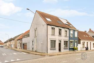 <p>Halfopen bebouwing met dubbele garage gelegen aan het Enameplein in Oudenaarde.<br />Deze woning biedt een aangename combinatie van ruimte en functionaliteit op een centrale ligging!<br /><br />INDELING:<br />Op het gelijkvloers bevinden zich de leefruimte aansluitend met eetkamer en keuken.<br />De woning beschikt ook over vier volwaardige slaapkamers en biedt daarnaast de mogelijkheid tot het inrichten van een aparte bureauruimte, ideaal voor thuiswerk of vrije beroepen.<br />De zolderverdieping werd ingericht als een ruime en lichtrijke kamer, voorzien van een douche. Deze ruimte kan perfect dienen als extra slaapkamer, master bedroom of polyvalente ruimte.<br /><br />Verder beschikt de woning over een ruim dakterras (7mX8m) , ideaal om in alle rust buiten te vertoeven.<br />Parkeren en opbergen kan comfortabel in de dubbele garage met elektrische poort die werd aangebouwd in 2003.<br />De ligging aan het Enameplein zorgt voor een vlotte bereikbaarheid en een aangename woonomgeving met winkels, horeca en openbaar vervoer in de directe omgeving.<br />De woning beschikt tevens over een kelder<br /><br />TROEVEN:<br />- Centrale en gegeerde ligging aan het Enameplein<br />- Ruim dakterras (7m x 8m)<br />- Elektriciteit conform<br />- Veel mogelijkheden naar indeling en gebruik<br />- Géén renovatieverplichting<br />- AsbestVEILIG<br />-overal dubbele beglazing met rolluiken<br /><br />Meer INFO of plan je BEZOEK : info@immobeguin.be <br />* Dit zoekertje bevat enkele AI-beelden</p>