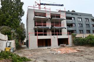 Dakappartement met 2 slaapkamers op de derde verdieping ! Indeling : Inkomhal , 2 slaapkamers , badkamer , apart toilet , woonkamer met open keuken ,...