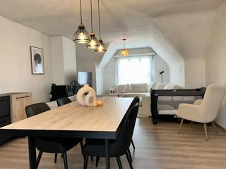 Centraal gelegen appartement met twee slaapkamers en een bewoonbare oppervlakte van ca 110m², inclusief garage en privatieve kelderberging.<br /><br />Indeling als volgt:<br />Ruime inkomhal, gastentoilet, badkamer met voorzieningen voor de wasmachine, bergruimte, een ruime slaapkamer en een kleinere tweede kamer (mogelijk bureau, dressing, of logeerkamer).<br />Grote keuken met extra berging en een zeer lichtrijke en aangename leefruimte ingedeeld in eet -en zithoek.<br />Tevens zijn de private kelderberging en garage inbegrepen.<br /><br />Het appartement wordt verwarmd met accumulatoren en met een pelletkachel in de living.<br />De elektrische installatie is conform en er is een energielabel C, dus geen renovatieverplichting.<br /><br />Interessant aanbod in zijn prijsklasse, zowel voor starters als voor de investeerder.<br /><br />Goeie en centrale ligging, voldoende parkeermogelijkheden, lagere school en alle comfort (apotheek, bakker, slagerij, frituur, cashpoint, bib, sporthal,...) op wandelafstand!<br />Vlotte verbinding naar Tielt, Waregem, Harelbeke en Zulte...