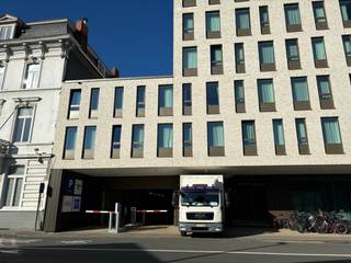 Nog twee autostaanplaatsen te huur! Gelegen aan het nieuw gebouw KAAI 15 (tussen Kleindokkaai en Afrikalaan). Mooie ondergrondse parkeergarage met vlotte indraai, afgesloten door een slagboom. Uitstekende ligging voor woon-werk verkeer, op wandelafstand van het station Gent Dampoort. Of voor omwonenden. Huurprijs 100 euro/maand, verhuur via jaarcontracten. Onmiddellijk vrij
