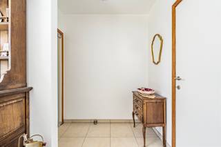 <strong>De Panne: recente woning met ruime garage!</strong><br /><br /><br />Op zoek naar een instapklare en recente woning in De Panne? Deze verzorgde woning is rustig gelegen in een aangename residentiële wijk, op wandelafstand van het strand en in de nabijheid van scholen, winkels en andere voorzieningen. Ook de E40, Veurne en Koksijde zijn vlot bereikbaar, waardoor deze woning zowel voor permanente bewoning als voor wie een tweede verblijf zoekt, bijzonder interessant is.<br />De woning werd recent gebouwd en beschikt bovendien over een **ruime garage**, een belangrijke troef die zorgt voor extra parkeermogelijkheden en bergruimte.<br /><br /><br /><strong>Indeling</strong><br /><br />Op het gelijkvloers bevinden zich een inkomhal met vestiaire, een apart toilet, een gezellige eetruimte en een open, volledig ingerichte keuken. De lichtrijke leefruimte geeft rechtstreeks toegang tot een aangenaam terras en de buitenruimte/tuin. Van hieruit is er eveneens een rechtstreekse toegang tot de ruime garage. Op de verdieping bevinden zich twee ruime slaapkamers, elk met een eigen badkamer. Eén badkamer beschikt over een ligbad, de andere over een douche. Beide slaapkamers hebben bovendien toegang tot een buitenruimte: één slaapkamer beschikt over een balkon, terwijl de andere toegang geeft tot een **volwaardig terras**.<br /><br /><strong>Troeven</strong>
<ul><li>Recente en instapklare woning</li><li>Rustige residentiële ligging</li><li>Zeer ruime garage met rechtstreekse toegang tot de woning</li><li>Vlotte verbinding naar de E40, Veurne en Koksijde</li></ul>
<strong>Interesse of graag een bezoek? Neem contact op met Frederick via 058/22.41.70 voor meer informatie of om een bezoek in te plannen.</strong>