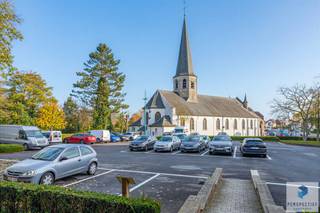 URSEL - Richtprijs - De Oude Pastorie biedt ca. 530 m² woonruimte op een prachtig perceel van 1.560 m² – een unieke combinatie van ruimte, charme en privacy.”<br />De tuin is projectzone waardoor achteraan – mits omgevingsvergunning - een extra woning kan worden gerealiseerd.<br />Het gebouw beschikt over heel wat volumeen biedt diverse mogelijkheden. Vrijstelling van renovatieplicht wegens vastgesteld bouwkundig erfgoed.<br />De pastorie bestaat uit drie bouwlagen van telkens ca. 135 m² en is gedeeltelijk onderkelderd (ca. 50 m²). Daarnaast is er een ruime zolder (ca. 150 m²), bereikbaar via een volwaardige trap.<br /><br />Indeling: Gelijkvloers: Inkomhal, garage, verschillende bureel/leefruimtes, toilet/wasplaats en een eenvoudige keuken.<br />Eerste verdieping: Vier grote kamers + badkamer aangevuld met enkele kleinere ruimtes.<br />Zolder: Grote open ruimte met tal van mogelijkheden.<br /><br />Troeven:<br />- Authentieke elementen zijn mooi bewaard gebleven.<br />- Fraai aangelegde en goed onderhouden tuin met mooie oude bomen<br />- Publieke parkeergelegenheid in de onmiddellijke omgeving.<br />- Extra bouwmogelijkheden in de tuin (projectzone)<br /><br />Gezien de ligging en het karakter van het pand zijn – na grondige renovatie en mits het verkrijgen van een omgevingsvergunning – verschillende functies mogelijk: zoals B&B, co-housing, buurthuis, vakantiewoning, praktijk of kantoor, kangoeroewoning, horeca of kleinschalige feestzaal.<br /><br />De authentieke elementen geven dit pand een klassevolle en karaktervolle uitstraling.<br /><br />Richtprijs: €595.000.<br /><br />Dit is een richtprijs: elk bod, zowel hoger als lager, wordt door de eigenaar in overweging genomen.<br /><br />Voor meer informatie of plaats bezoek, contacteer Denis - via 050/550.750 of info@perspectiefvastgoed.be 7/7<br />