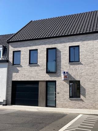 Te koop nieuwbouw woning Duinkerkestraat 62 te Poperinge.De woning omvat: inkomhal, afz. toilet, garage, wasplaats,living, keuken, terras en tuin...
