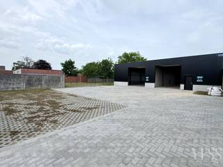 <h3>2 kwalitatieve nieuwbouwloodsen met parkeerplaats!</h3>
<p>Ontdek deze 2 functionele en duurzaam afgewerkte nieuwbouwloodsen, ideaal voor opslag, atelier, showroom of ambachtelijke activiteiten. Beide units zijn uitgerust volgens hedendaagse normen en bieden een uitstekende combinatie van ruimte, veiligheid en comfort. De loodsen zijn bestemd voor niet-hinderlijke bedrijven, kleine en middelgrote ondernemingen.</p>
<h4><span><strong>Loods 1 – 216,16 m² + P9</strong></span>: <strong>€285.000 excl. kosten</strong></h4>
<h4><span><strong>Loods 2 – 195,83 m² + P10</strong></span>: <strong>€259.000 excl. kosten<br /><br />Mogelijkheid extra parking P 8: 3000€ excl. kosten</strong></h4>
<h3>Troeven:</h3>
<ul>
<li>Geen WVI grond</li>
<li>Brandklasse C</li>
<li>Inclusief RWA-installatie</li>
<li>Duurzaam groendak</li>
<li>Bij elke loods inbegrepen: 1 privatieve buitenstaanplaats voor de loods</li>
<li>Mogelijkheid tot aankoop van extra staanplaats(en)</li>
<li>Geschikt voor diverse professionele doeleinden</li>
<li>Ruime regenwaterputten</li>
</ul>
<p>Dankzij de kwalitatieve afwerking en praktische indeling vormen deze loodsen een interessante investering voor eigen gebruik of verhuur.</p>
<p>Interesse? Contacteer ons vrijblijvend voor meer info of een bezoek ter plaatse.<br />Info@yess-vastgoed.be / 050 33 59 03</p>