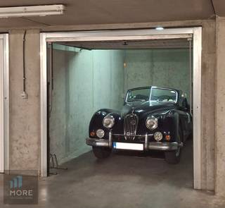 <br />In the Nieuwpoortstraat in Knokke at level -1. Common lighting available and garage door access with remote control. Approximately 2.80m wide and 5.45m deep.<br /><br /><br /><br /><span><strong>Rental subject to conditions; See www.more.be, "attachments" and subject to availability.</strong></span><br />